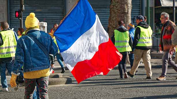 Le drapeau Français est présent dans la manifestation 